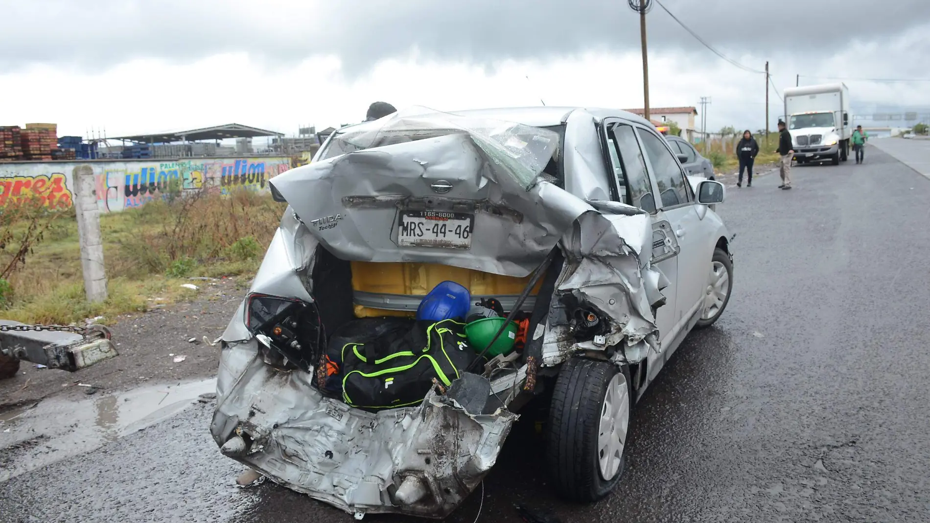 14 JUNIO. Auto dañado en su